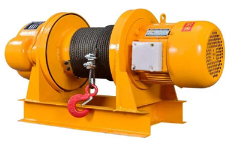 建筑工地塔吊上安裝使用卷揚機(jī)